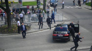 لحظة إطلاق النار على رئيس وزراء سلوفاكيا روبرت فيتسو