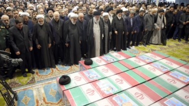  خامنئي يصلي الجنازة على الرئيس المتوفي “إبراهيم رئيسي”