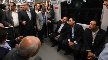 رئيس الوزراء يستقل مترو الأنفاق