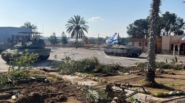 دبابات إسرائيلة على معبر رفح من الجانب الفلسطيني
