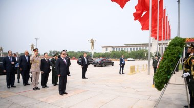 السيسي يزور النصب التذكاري للجندي المجهول ببكين