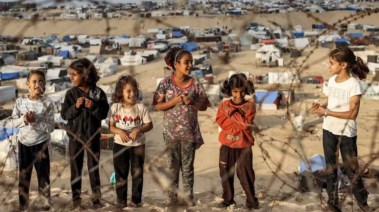 أطفال فلسطينيون يلعبون أمام الخيام في رفح جنوبي قطاع غزة