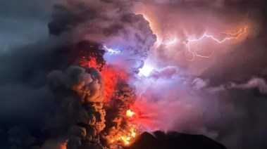 ثوران بركان روانج في إندونيسيا 