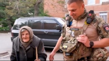 عجوز أوكرانية تنجح في الهرب من القصف 