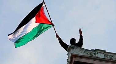 طالب أمريكي يحمل علم فلسطين 