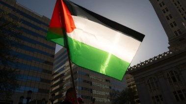 علم فلسطين يتوسط مظاهرات للطلبة في أمريكا 