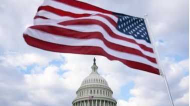 علم أمريكا يرفرف فوق مبنى الكونجرس 