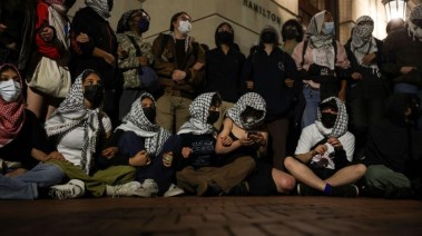 متظاهرون يرتدون الكوفية الفلسطينية