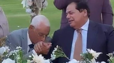 الدكتور حسام موافي يقبل يد رجل الأعمال أبو العينين