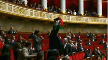 النائب الفرنسي يرفع علم فلسطين خلال جلسة محاسبة الحكومة