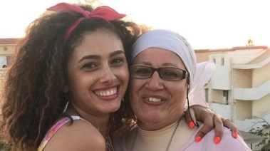 الفنانة ريم أحمد ووالدتها