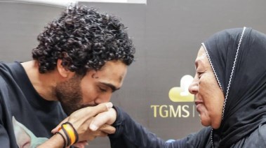 حسين الشحات يقبل يد والدته