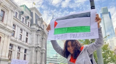 طالبة ترفع لافتة كتب عليها الحرية لفلسطين