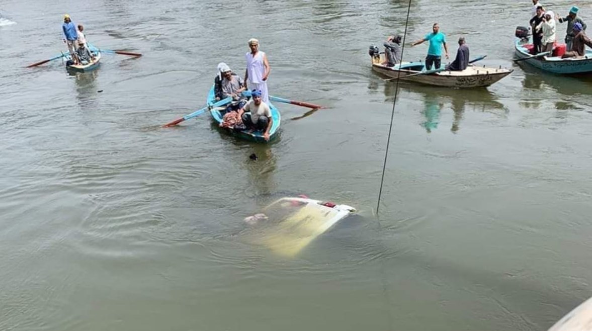 محاولات انتشال ضحايا حادث معدية أبو غالب