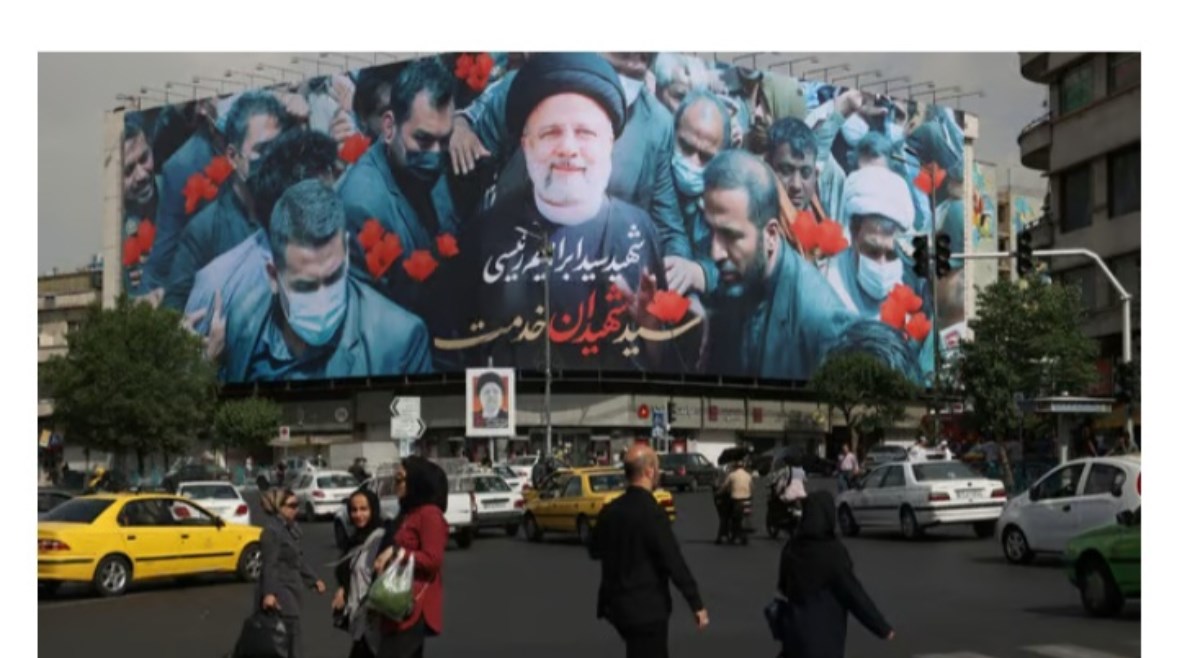 لافتة للرئيس الإيراني الراحل