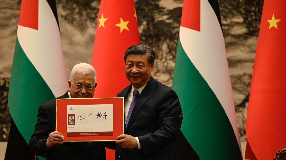الرئيسان الصيني شي جينبينغ والفلسطيني محمود عباس في بكين