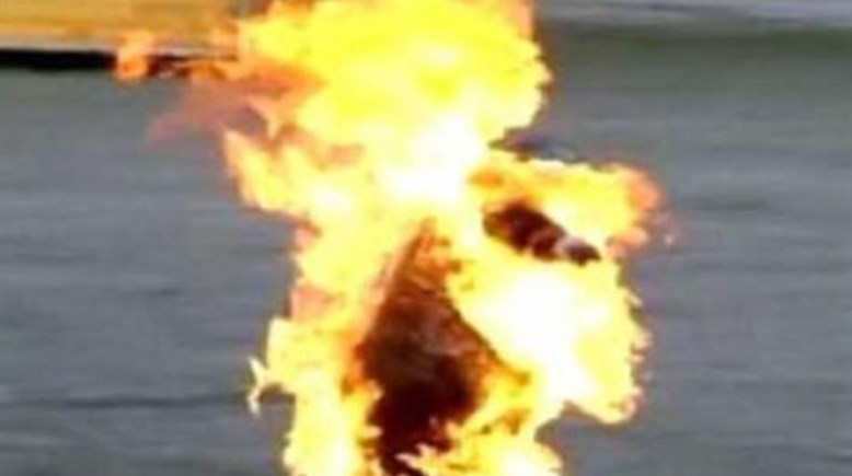 يشعل النيران.ارشيفيه