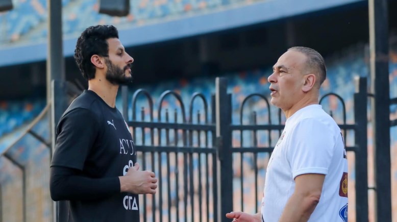 محمد الشناوي مع مدير منتخب مصر إبراهيم حسن