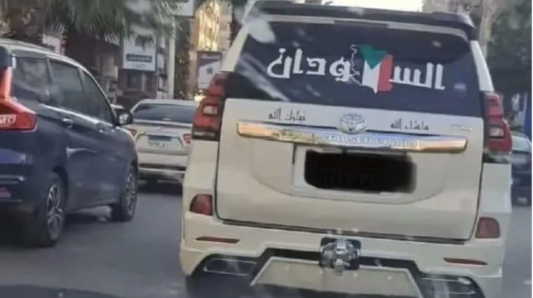 سيارة تحمل العلم السوداني 