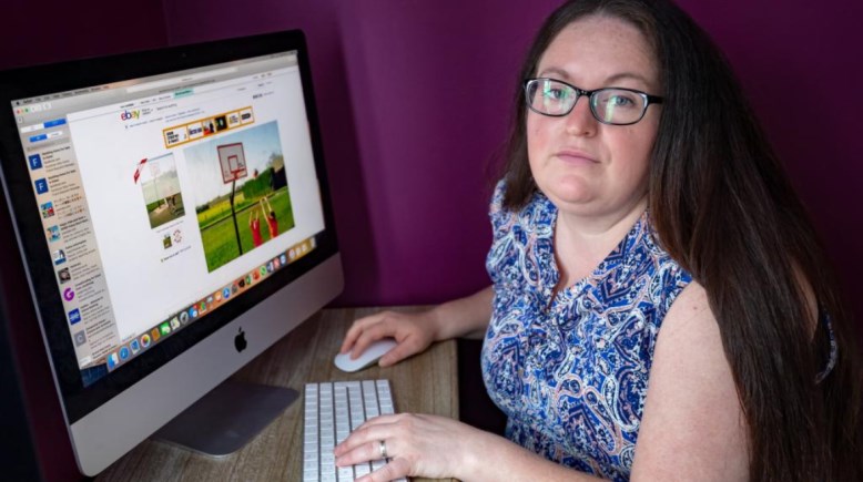 سيدة تعاني اضطراب التسوق خلال النوم