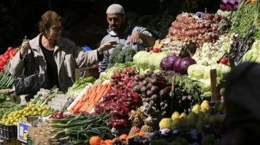 مواطنة أثناء الشراء من أحد محال الخضروات