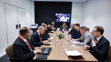 وزير التجارة والصناعة خلال جلسة مباحثات مع نظيره الروسي