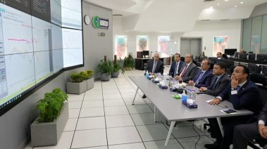 وزير البترول خلال اجتماع بمركز التحكم القومي للغاز في جاسكو