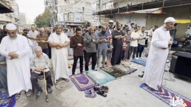 مصلون في غزه يأدون صلاة العيد