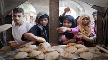 مجموعة من المصريين يحصلون على الخبز المدعم