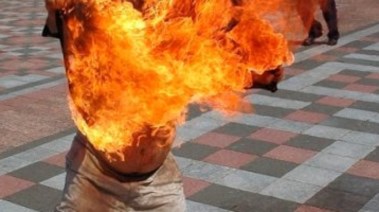 شاب يشعل النيران في نفسه 