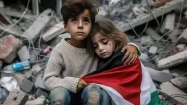 طفل فلسطيني يواسي أخته بين الانقاض