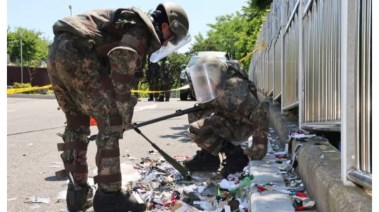 أفراد الأمن بكوريا الجنوبية يتعاملون مع بالونات القمامة