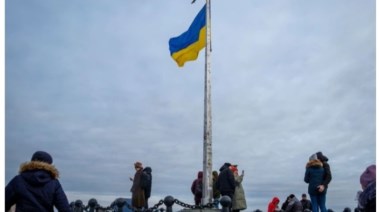 العلم الأوكراني يرفرف بجانب عدد من المتنزهين في مدينة لفيف