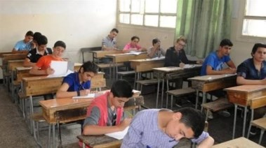 طلاب أثناء تأدية الامتحان