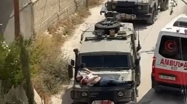 المصاب الفلسطيني مقيد على العربة العسكرية