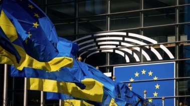 علمي الإتحاد الأوروبي وأوكرانيا