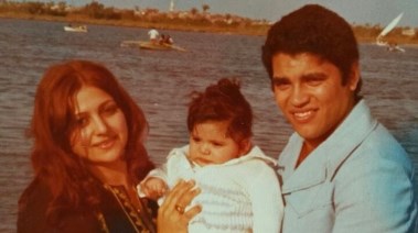 حسن الرداد مع والديه في طفولته  