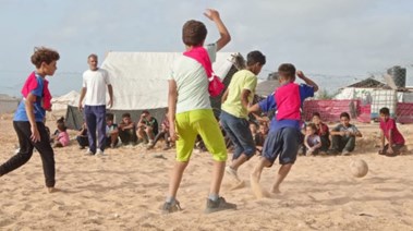 مباراة كرة القدم بين الأطفال في مخيمات غزة 