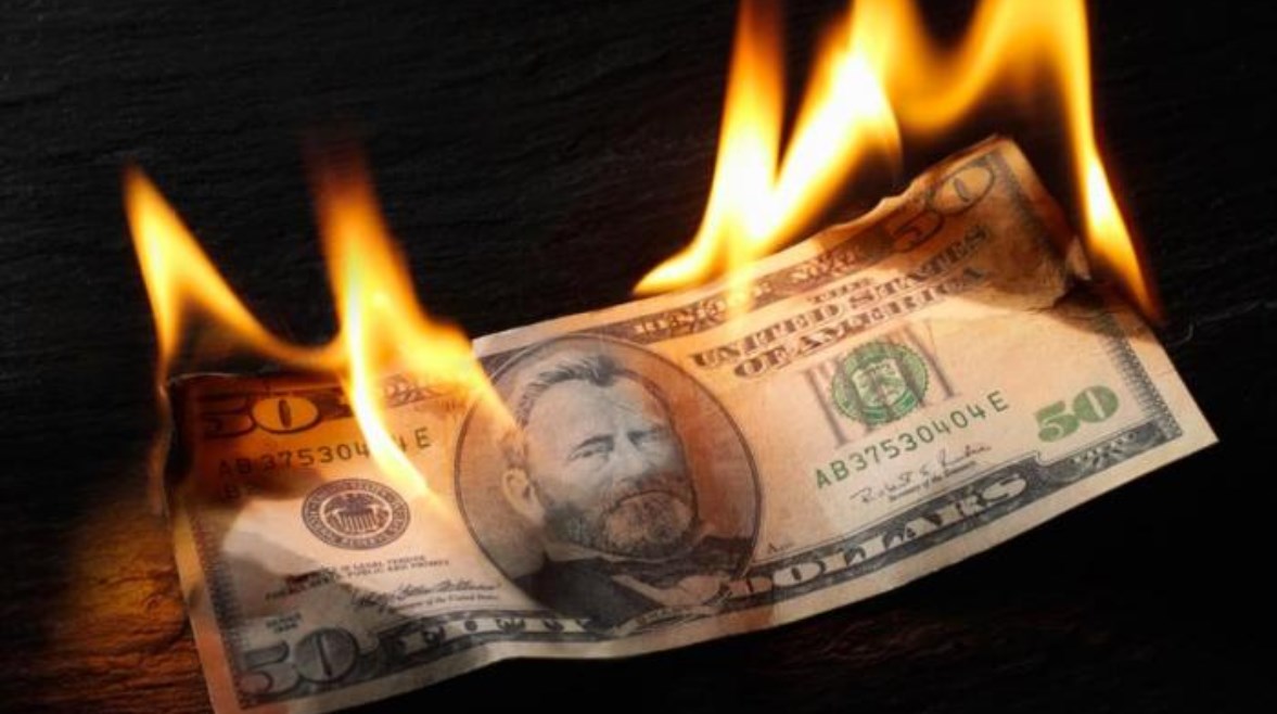 ورقة من فئة الدولار تحترق 