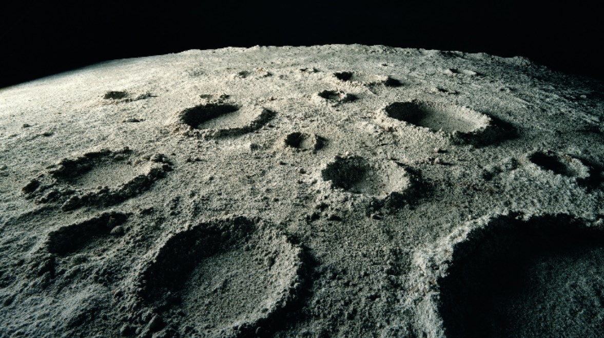 تحليل عينات الصخور القمرية 