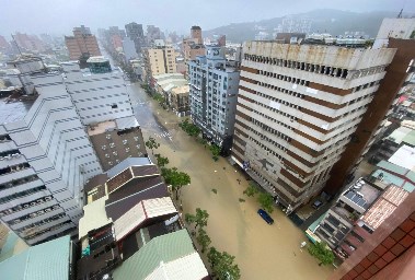 المياه تغمر الشوارع في تايوان