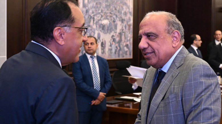 رئيس الوزراء ووزير الكهرباء محمود عصمت رئيس الوزراء ووزير الكهرباء محمود عصمت