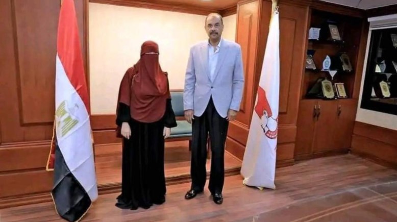 سمر أنور، طبيبة مستشفي المراغة مع محافظ سوهاج سمر أنور، طبيبة مستشفي المراغة مع محافظ سوهاج