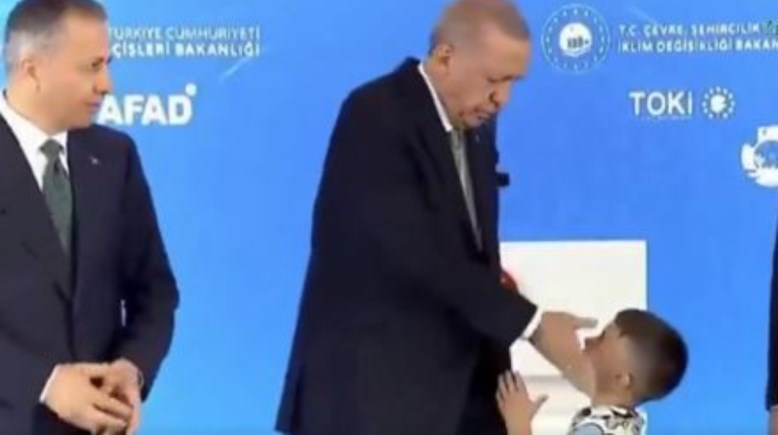 إردوغان يصفع الطفل