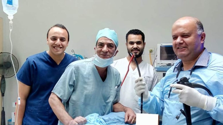 الفريق الطبي بعد استخراج الفرشاة