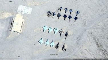 رصد نماذج لطائرات مقاتلة من طراز إف-35 وإف-22 في صحراء تاكلامكان
