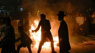 احتجاجات عنيفة في القدس المحتلة ضد قرار تجنيد اليهود المتدينين