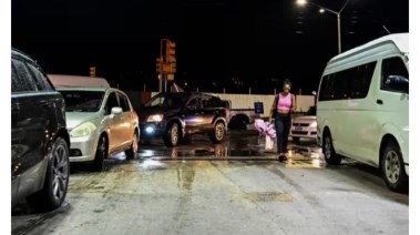 سيارات تتزود بالوقود قبل وصول إعصار بيريل 
