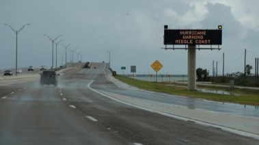 صورة لافتة تحذير من إعصار في تكساس