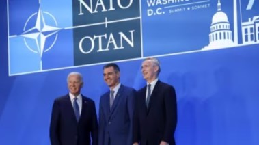 سانشيز يتوسط رئيس أمريكا وأمين الناتو في واشنطن
